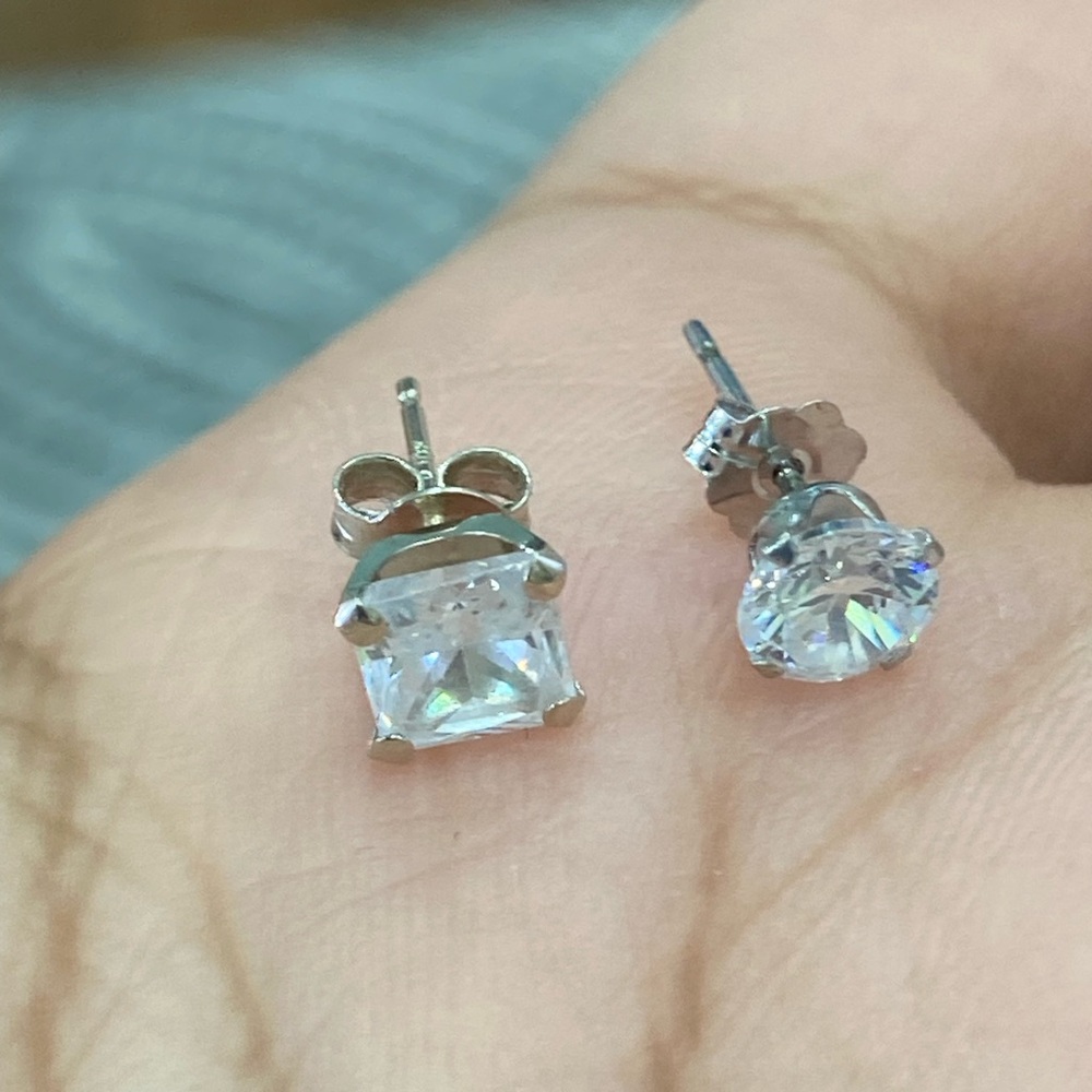 10k 2 single white gold Stud Earrings - Picture 3 of 9